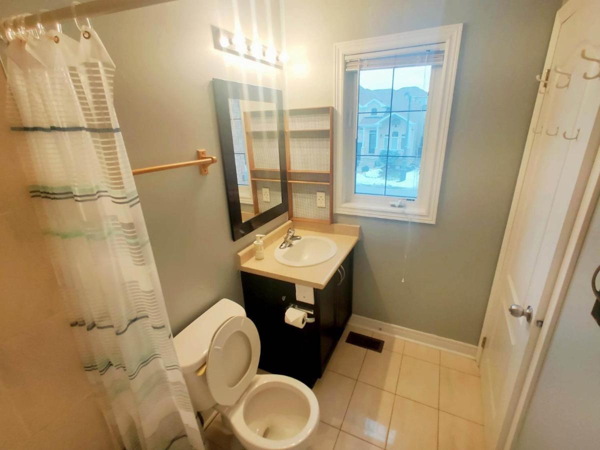 Affordable Room With Free Parking In Newmarket On Exterior photo